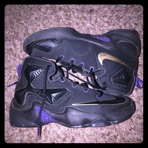 Basketball shoes
